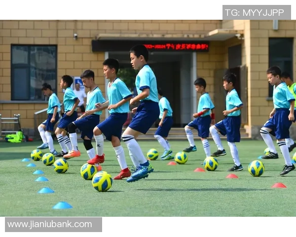 提升足球带球技巧的基本功训练视频教程助你成为场上明星